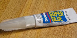 Jak usunąć Super Glue ze skóry?
