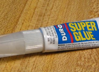 Jak usunąć Super Glue ze skóry?