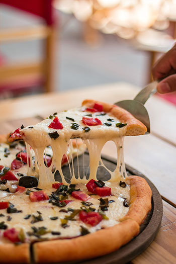 Przekrój przez pizzę, czyli co najbardziej lubią Polacy i dlaczego jest to pizza?