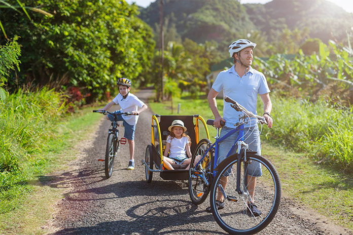 Wycieczka rowerowa całą rodziną – jak ułatwi ją przyczepka rowerowa?