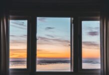Czy istnieją sposoby na zwiększenie izolacyjności termicznej i akustycznej okien i drzwi bez konieczności ich wymiany?