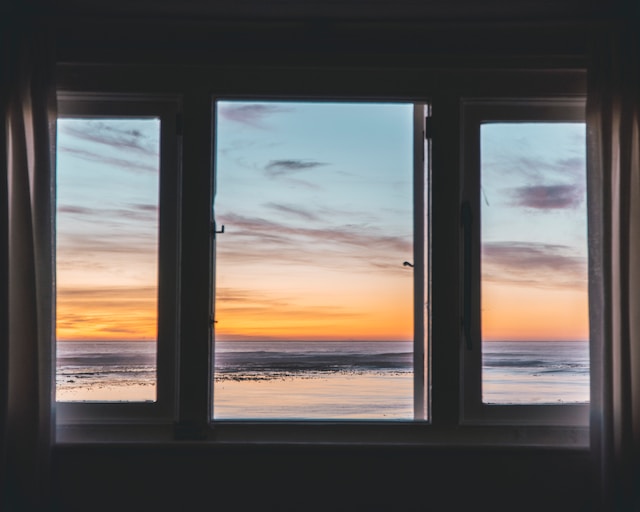 Czy istnieją sposoby na zwiększenie izolacyjności termicznej i akustycznej okien i drzwi bez konieczności ich wymiany?