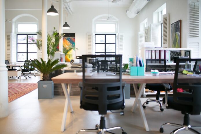 Co jest ważniejsze przy wyborze krzeseł biurowych: ergonomia czy styl