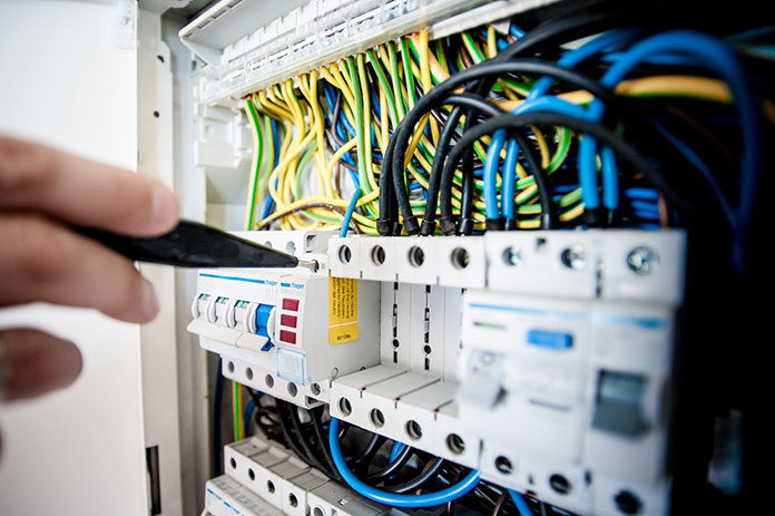 Jakie usługi wykonuje elektryk